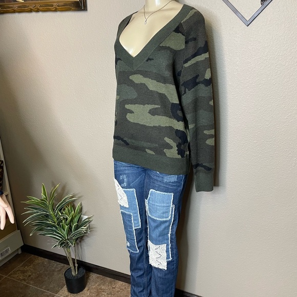 💚Great USED Condition John + Jenn wool V Neck Top - Picture 2 of 8